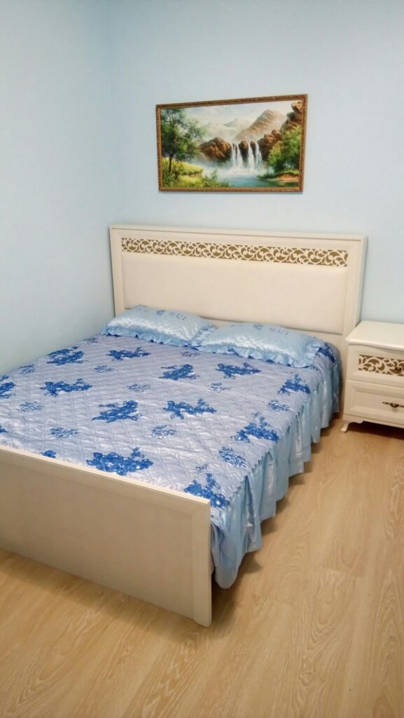 Сдаю на 2-4 чел .жильё (частн.сектр1км.кв)в центре алупки,дворец 3мин.